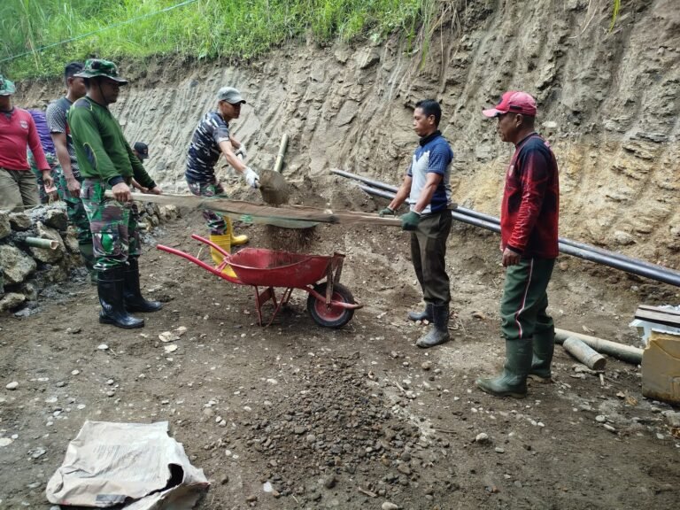 Satgas TMMD ke-123 Kodim 1424/Sinjai dengan Penuh Semangat Siapkan Material Pasir Menggunakan Alat Tradisional