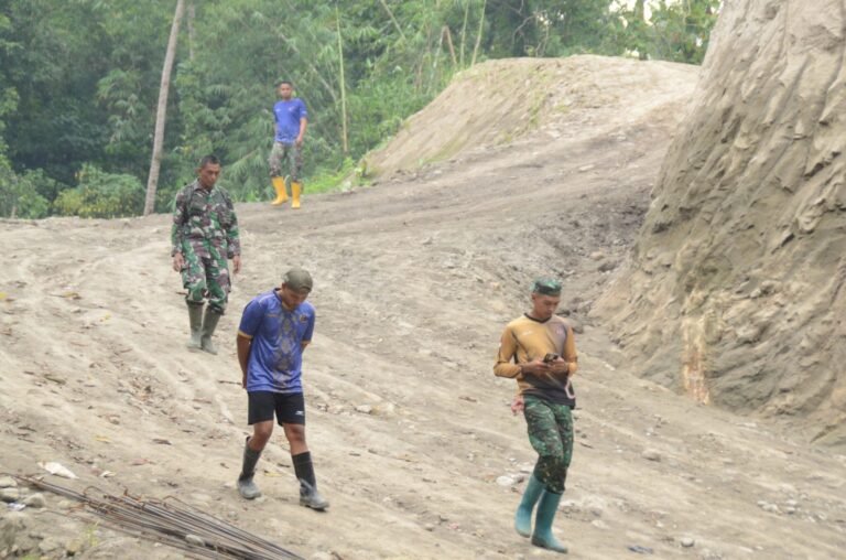 Satgas TMMD ke-123 Kodim 1424/Sinjai Berbondong-bondong Menuju Lokasi Sasaran di Desa Lamatti Riawang