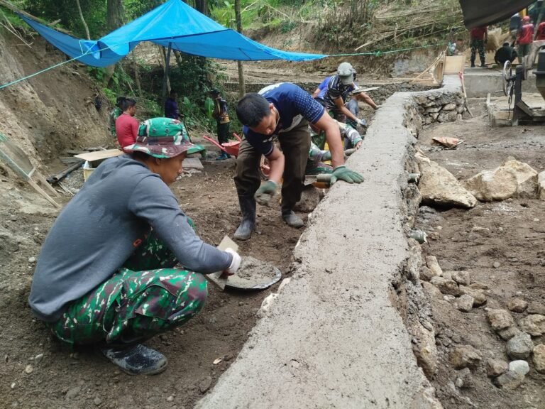 Satgas TMMD ke-123 Kodim 1424/Sinjai Lanjutkan Pembuatan Tanggul di Sisi Kanan dan Kiri Jalan