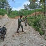 Hijaukan Desa! Satgas TMMD ke-123 Kodim 1424/Sinjai Tanam Pohon di Sepanjang Jalan yang Diperlebar