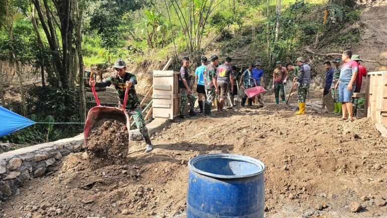 Gotong Royong Tanpa Batas! Satgas TMMD dan Warga Bahu-Membahu Bangun Desa