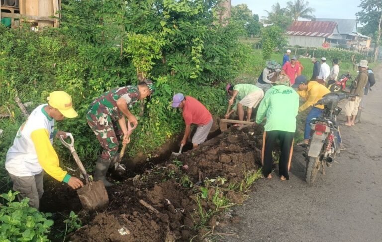 Karya Bhakti TNI, Personel Koramil 02/Bangkala Bersama Warga Gotong Royong Lakukan Penggalian