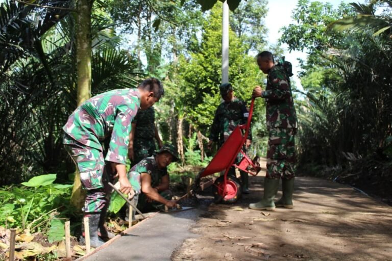 Bersama Masyarakat Setempat, Satgas TMMD ke-123 Kodim Tabanan Percepat Betonisasi  Kanan dan Kiri Jalan