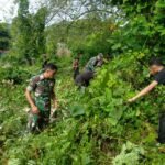 Babinsa Koramil 1612-03/Reok Bersama Masyarakat Lakukan Kerja Bakti Bersihkan Kompleks Kuburan Islam Tanah Putih