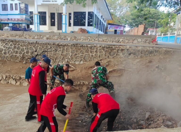 Ajari Kebersihan Sehak Dini, Personil Koramil Mandai Ajak Siswa Sekolah Bersihkan Sampah