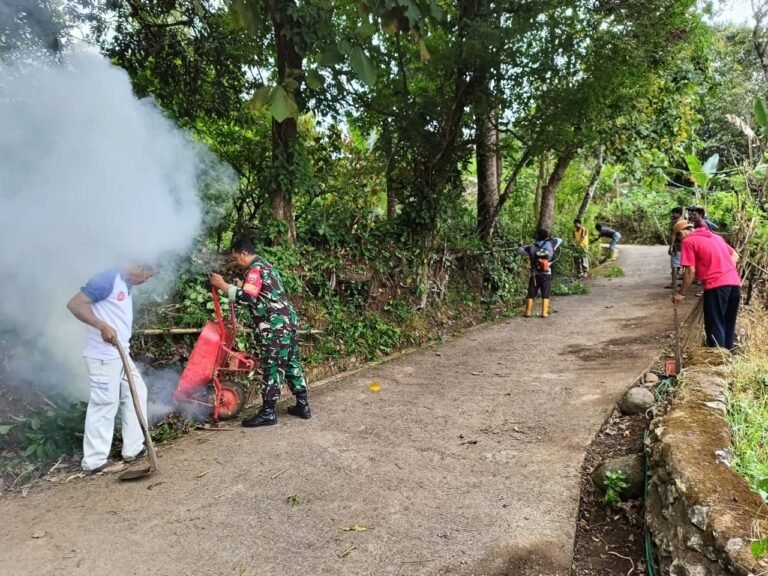 “Kebersihan Sebagian dari Iman, Babinsa Maros Ajak Warga Kerja Bakti”