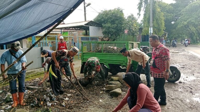 Babinsa Koramil 1409-03/Bontonompo Bersama Warga Gotong Royong Bersihkan Lingkungan