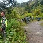 Anggota Satgas TMMD Ke 123, Bersama warga Goro Bahu Jalan Dan Pemotongan Pohon Kayu.