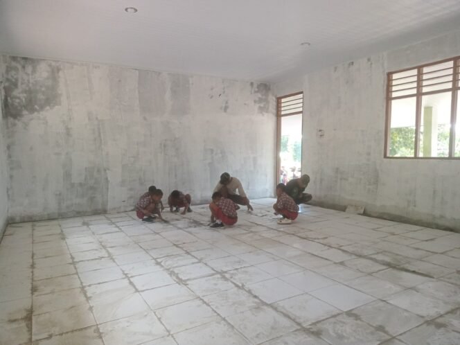 
					Senyum Bahagia Siswa SDN Lanaus, Gotong Royong Bersihkan Kelas Baru Hasil TMMD Ke-123.