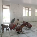 Anak-anak SDN Lanaus Antusias Bersihkan Kelas Baru, Tanda Syukur atas Pembangunan TMMD Ke-123.