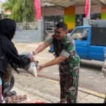 Jumat Berkah, Dandim 1627/Rote Nado bersama Persit Kartika Chandra Kirana Bagi Sembako Kepada Pedagang Kaki Lima