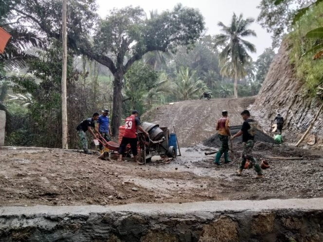 
					Satgas TMMD ke-123 Kodim 1424/Sinjai Kebut Pembangunan Jembatan di Desa Lamatti Riawang Meski Cuaca Kurang Bersahabat
