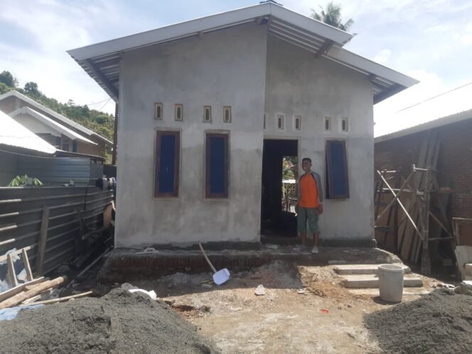 
					Satgas TMMD Kodim 1628/Sumbawa Barat Percepat Rehabilitasi RTLH, Warga Antusias Membantu