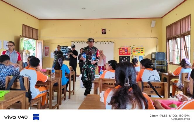 
					Danramil 1612-02/Komodo Dampingi Pemberian Makan Bergizi di SMP Negeri 1 Komodo