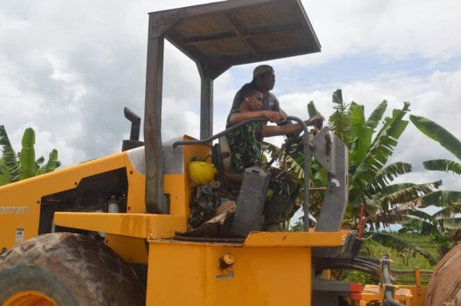 
					Satgas TMMD Ke-123 Kodim 1014/Pbn Tunjukkan Keahlian, Operasikan Alat Berat