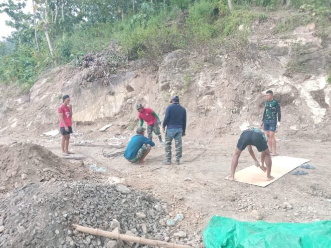 
					Pastikan Selsai Tepat Waktu Satgas TMMD Kebut Pengecoran Gorong-Gorong.