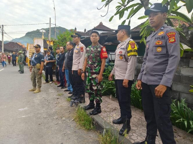 
					Babinsa Pesinggahan Kawal Bhakti Sosial Satuan Polisi Pamong Praja Peduli Bersama Posyandu Provinsi Bali