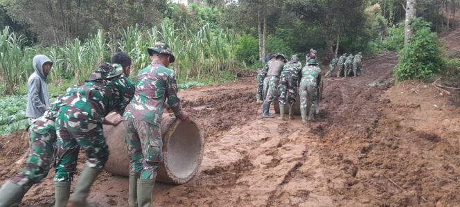 
					Satgas TMMD ke-123 Kodim 0304/Agam Berjuang di Jalan Berlumpur Demi Pembangunan Desa