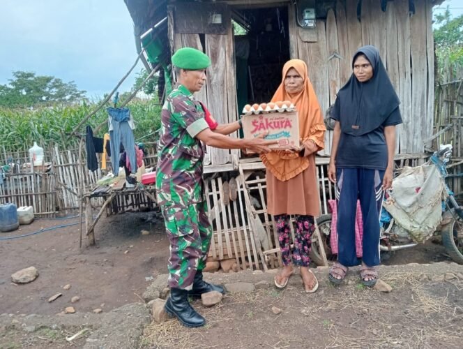
					Babinsa Koramil 1608-05/Donggo Berikan Bantuan Sembako Kepada Warganya.