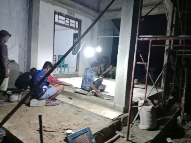 
Gerak Cepat, Satgas TMMD Ke-123 Lembur Lakukan Pemasangan Keramik Gereja