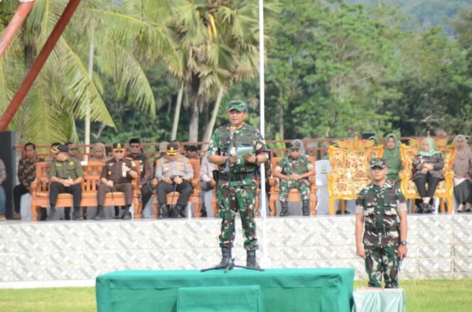 
Irdam XIV/Hsn, Brigjen TNI Berlin Germany, S.Sos., M.M., C. Fr.A Bertindak Sebagai Inspektur Upacara pada Penutupan TMMD ke-123 Kodim 1424/Sinjai