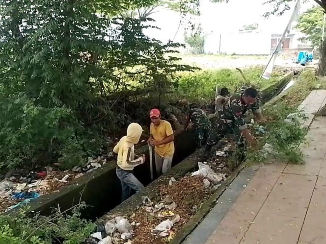 
Jelang Lebaran, Babinsa Koramil 01 Binamu Ajak Warga Bersihkan Lingkungan