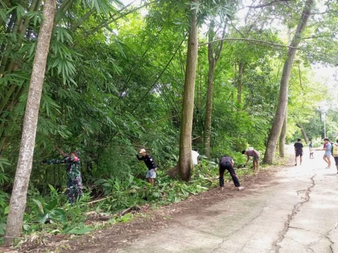 
					Babinsa Maros Ajak Warga Bersihkan TPU di Bulan Ramadhan