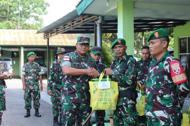 
					Kebersamaan Menyambut Hari Raya Idul Fitri, Dandim 1618/TTU Berbagi Bingkisan Untuk Personel