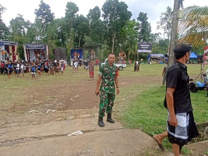 
					Babinsa Yangapi Koramil 03/Tembuku Amankan Parade Ogoh-ogoh Di Desa Yangapi