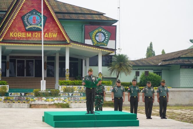 
PIMPIN APEL PEMBERANGKATAN CUTI LEBARAN, KASREM 121/ABW INGATKAN PRAJURIT UNTUK JAGA FAKTOR KEAMANAN