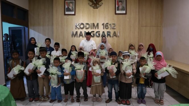 
Dandim 1612/Manggarai berbagi Berkah di Ramadhan, Anak-anak Yatim TPQ Tersenyum Bahagia