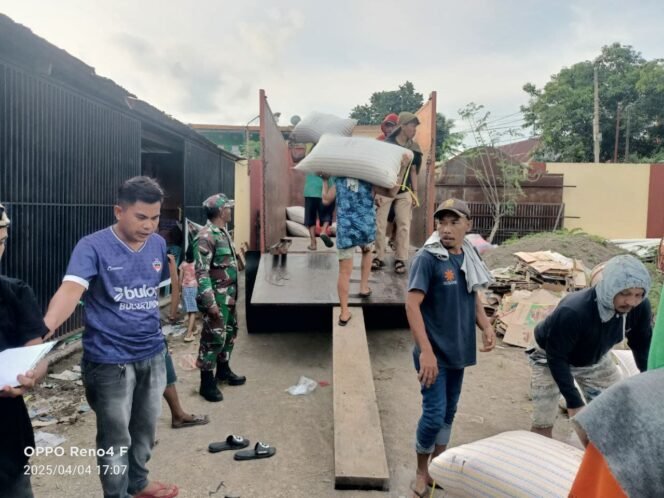 
					Babinsa Koramil 01/Binamu Dampingi Bulog Serab Gabah Kelompok Tani di Dusun Gantinga