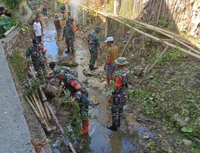 
					Cegah Banjir, Babinsa Koramil 1431-02/Kabaena Laksanakan Karya Bakti Pembersihan Drainase bersama Kades