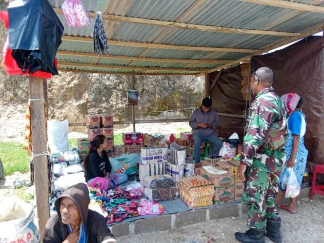 
					Pantau Situasi Pasar, Babinsa Koramil 1621-03/Mollo Utara TTS, Bangun Komunikasi Sosial dengan Masyarakat
