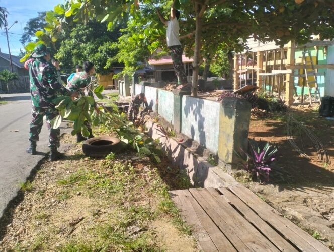 
					Jumat Bersih, Anggota Kodim 1429/Butur Bersama Warga Bersihkan Parit