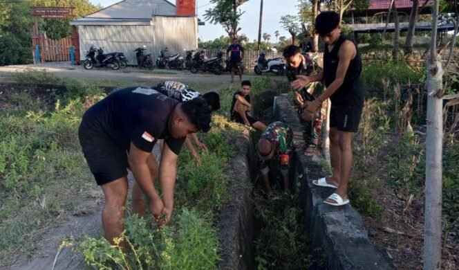 
					Babinsa Koramil 1425-05/Batang Bersama Pemuda Kerja Bakti Bersihkan Saluran Irigasi