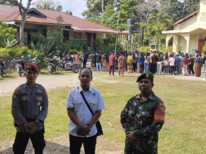 
Koramil 02/Walakaka Kodim 1613/Sumba Barat Amankan Ibadah Paskah di Wilayah Desa Binaan