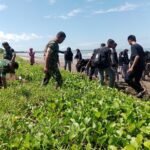 Personel Koramil 1426-05/Marbo Bersama Warga Gelar Kerja Bakti Pembersihan Pantai