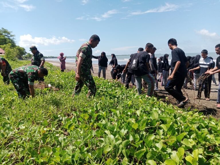 Personel Koramil 1426-05/Marbo Bersama Warga Gelar Kerja Bakti Pembersihan Pantai