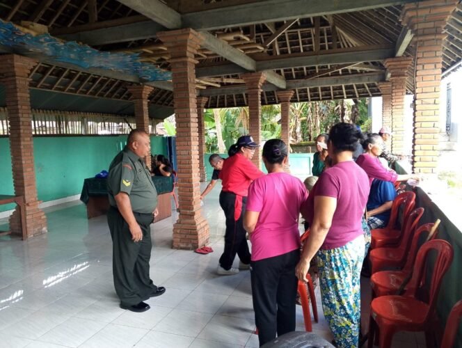 
Dampingi Posyandu, Bukti Nyata Babinsa Peduli Kesehatan Warganya Terutama Lansia