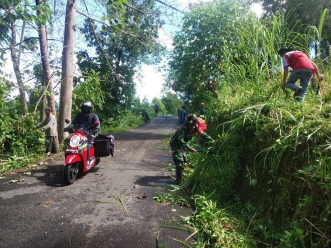 
					Babinsa Mattunreng Tellue Gelar Karya Bakti Bersama Warga Bersihkan Jalan Sepanjang 250 Meter
