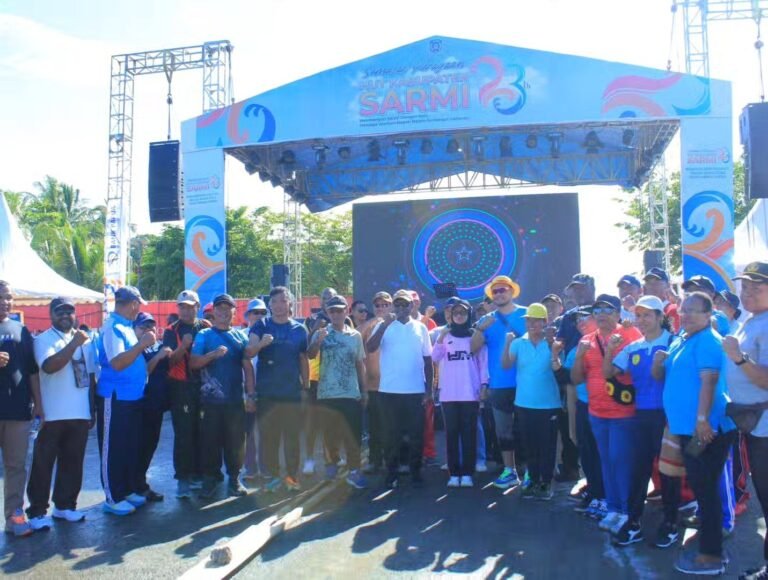 Semarak HUT ke-23 Kabupaten Sarmi, Ribuan Warga Antusias Ikuti Jalan Santai Bersama Bupati dan Wakil Bupati