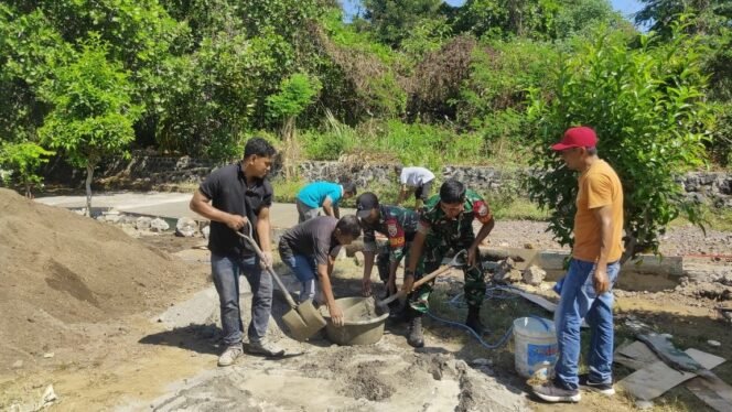 
					Dukung Pembangunan di Wilayah, Babinsa Koramil 1624 – 02/Adonara Turut Serta Dalam Semenisasi Jalan Desa.