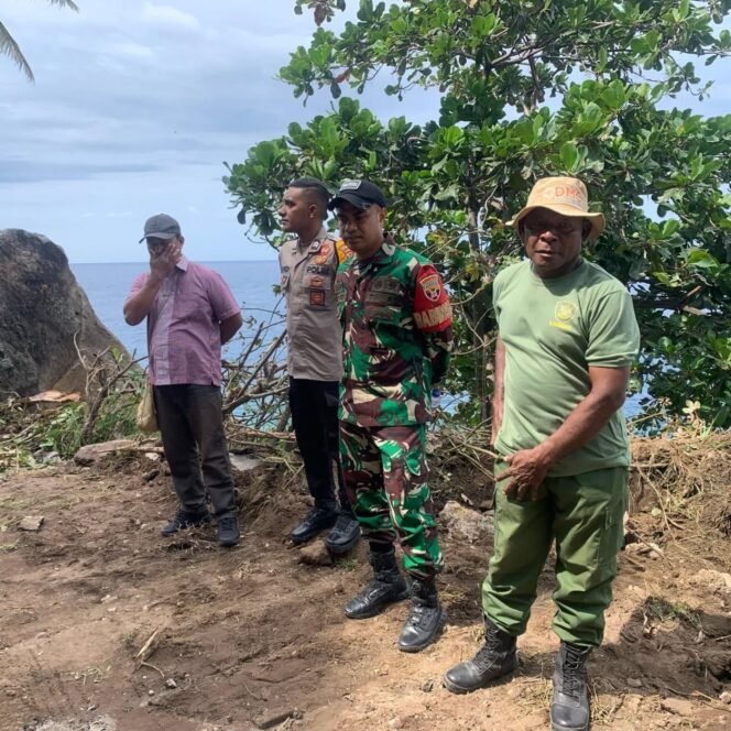 
					Babinsa dan Pospol Keo Tengah Bersinergi Amankan Pembersihan Material Longsor di Nagekeo