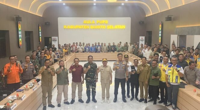 
Danrem 102/Panju Panjung Dampingi Gubernur Kunjungan Kerja Dan Peninjauan Lokasi Banjir Di Kabupaten Barito Selatan