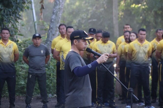 
Gelar Aksi Bersih-Bersih, TNI Dan Polri Di Klungkung Siap Sukseskan Semarapura Run Ecotourism