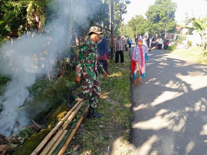 
					Personel Koramil 1426-07/Pattallassang Bersama Warga Kerja Bakti Bersihkan Selokan Dan Pemangkasan Pohon