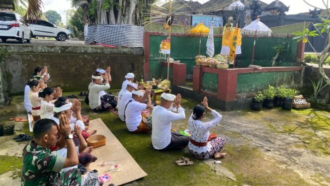 
					Anggota Koramil 1626-01/Bangli melaksanakan Persembahyangan Piodalan di Padmasana Koramil