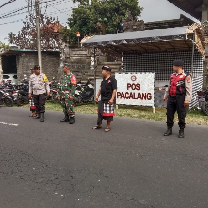 
					Babinsa Koramil 1626-02/Susut Bersinergi Dengan Pacalang Amankan Kegiatan Agama