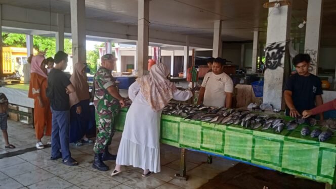 
					Babinsa Koramil 04/Krueng Sabee Tinjau Harga Ikan dan Ketersediaan Stok di Pasar Ikan Calang